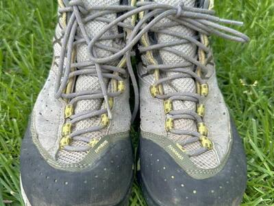 Montrail Womens 7 Gray goretex Mid Hiking Boots