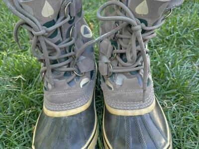 Sorel Womens 6 Beige/Black Winter Snow Boots