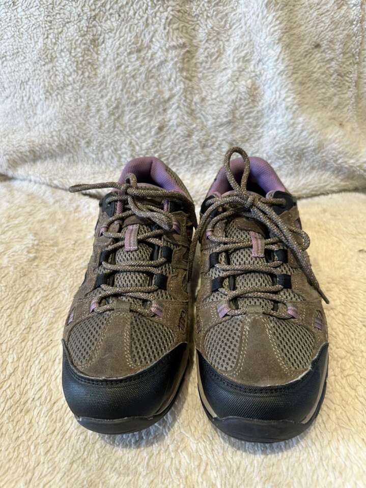 Hi -Tec Women’s 8.5 Beige Waterproof Hiking Shoes