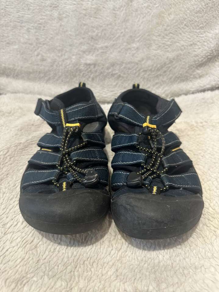 Keen Youth Size 4 Navy Waterproof Hiking Sandals