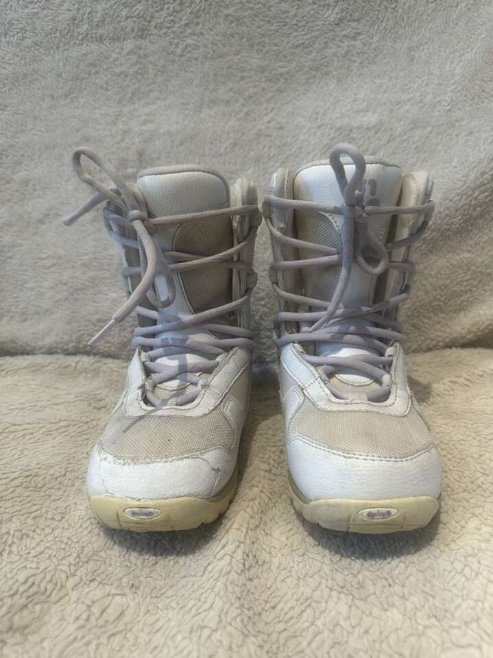 5150 Brigade Youth Size 4 White Snowboard Boots