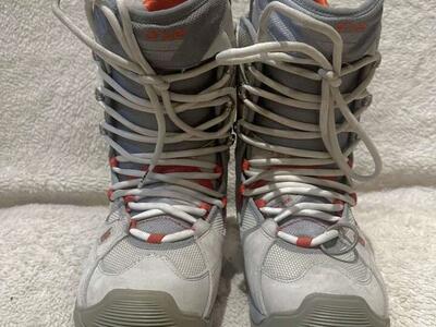 Burton Driver Women’s 7 Gray Snowboard Boots