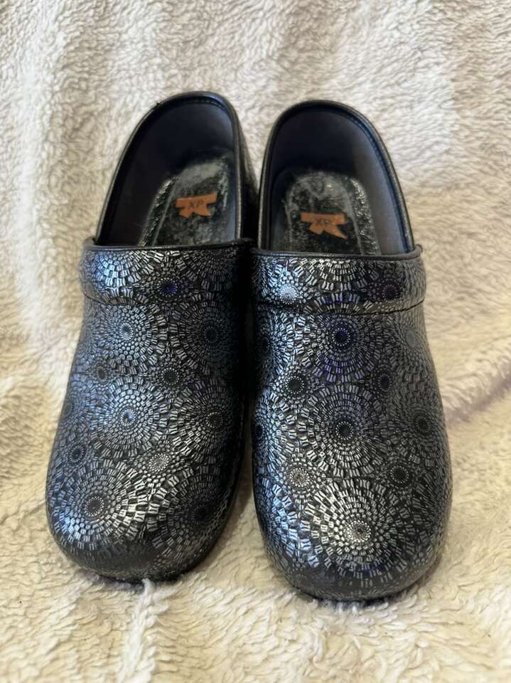 Dansko Eu 39/wmns 8 Black/Silver Clogs Slip Ons