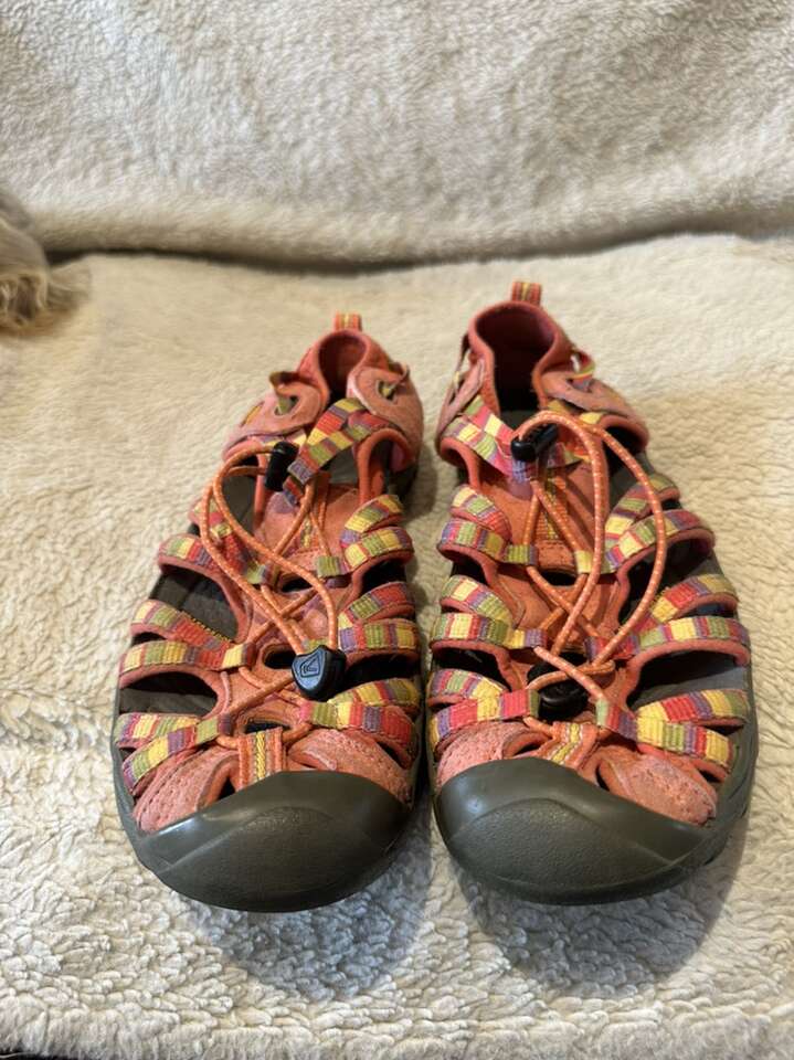Keen youth Size 6 Peach Slim Fit, Hiking Sandals