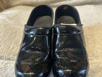 Dansko Women’s size 8 Or Eu 39 Black Clogs