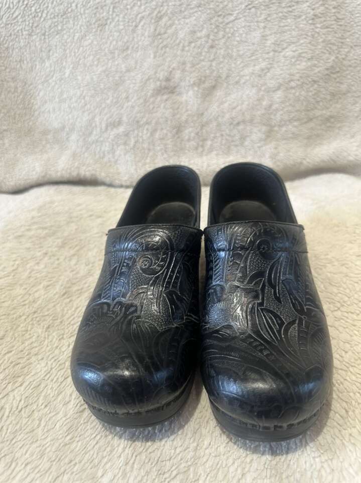 Dansko Eu 39 Or USW 8 Black Embossed Leather Clogs