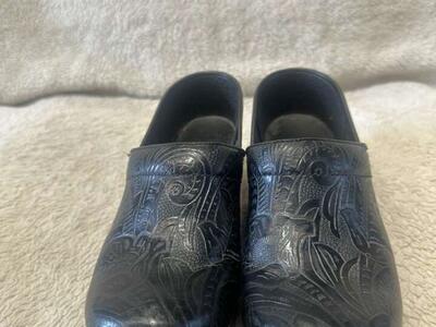 Dansko Eu 39 Or USW 8 Black Embossed Leather Clogs