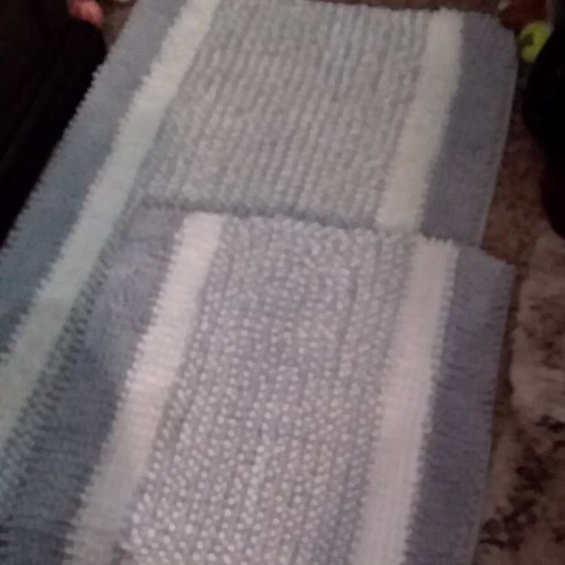 2 GRAY AND WHITE BATHROOM RUGS