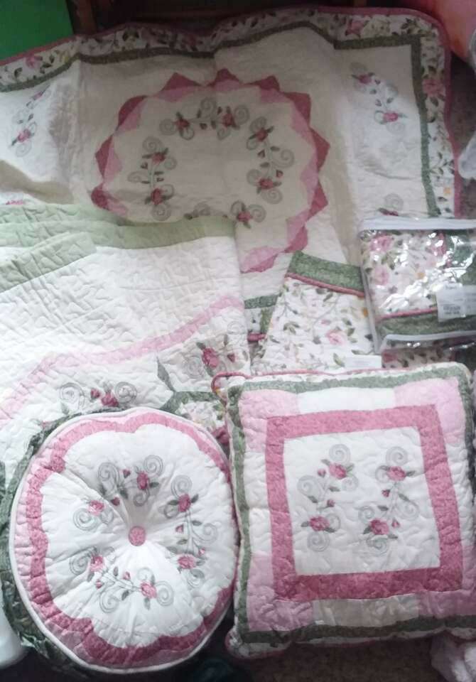 BEAUTIFUL EMBROIDERED TWIN SIZE COMFORTER SET
