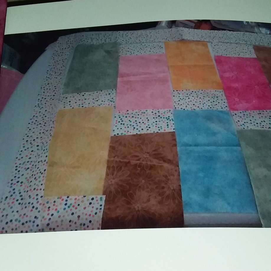 DAISY DOTS QUILT TOP....READY TO SEW