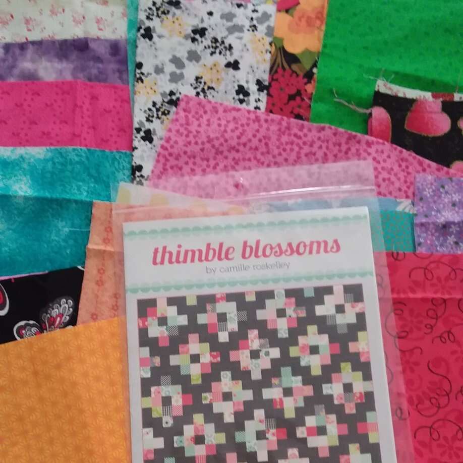 THIMBLE BLOSSOMS QUILT TOP  KIT