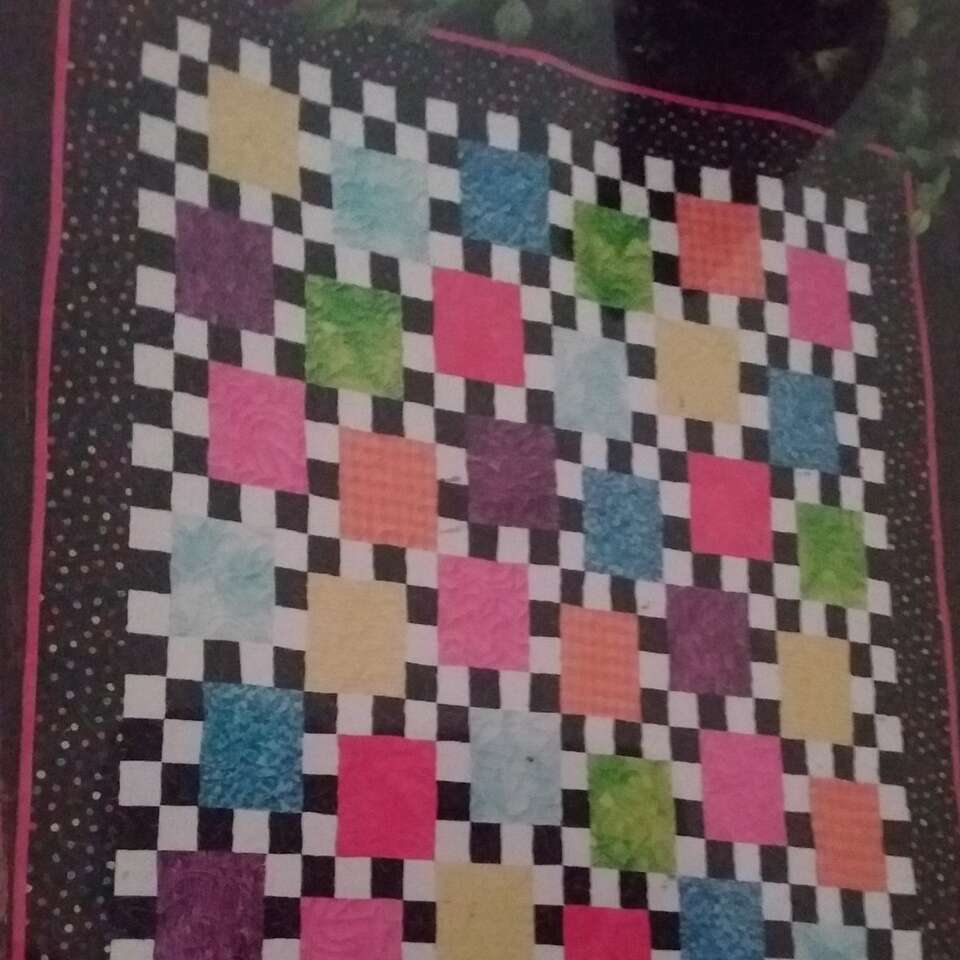 CHECKERBOARD TWIST QUILT TOP..DAISY FABRIC,,43X55