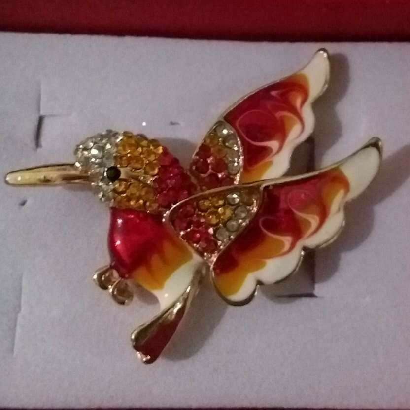 RED HUMMINGBIRD PIN