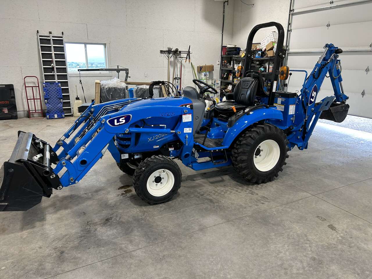 2023 LS 25hp TRACTOR Industrial