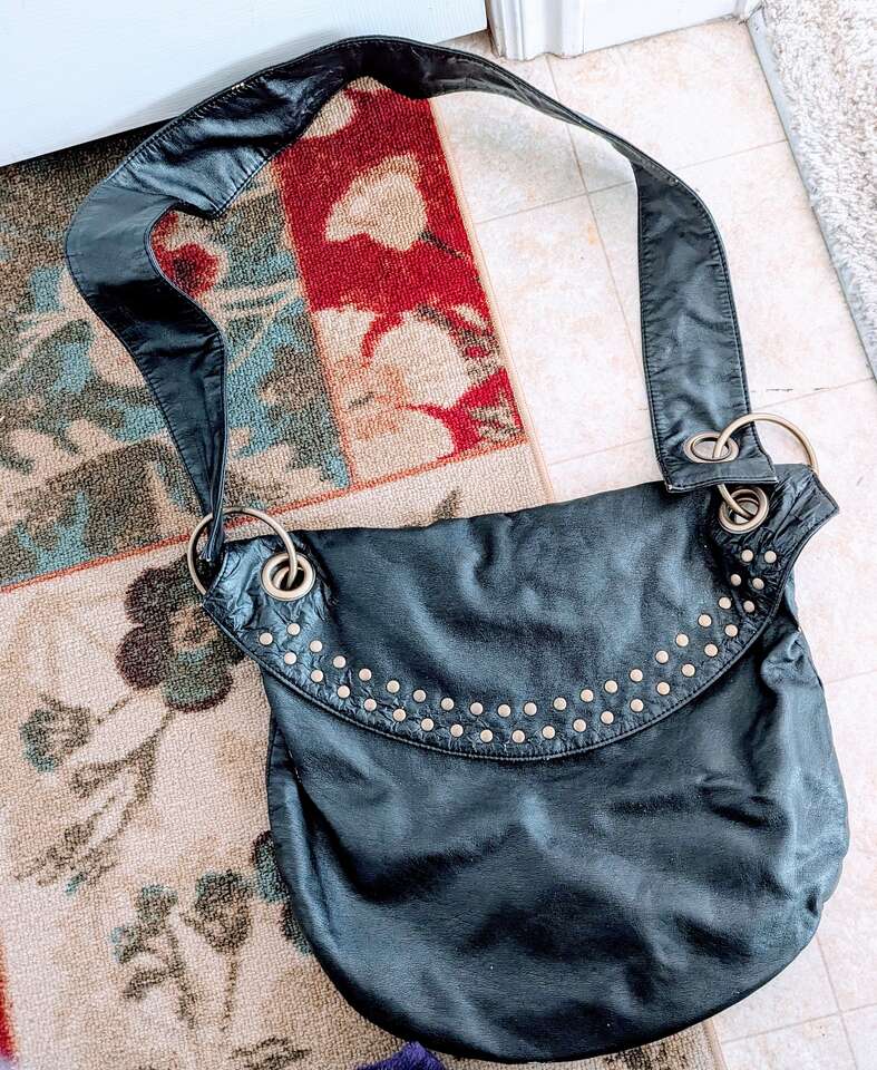 Shoulder/handbag with metal studs.