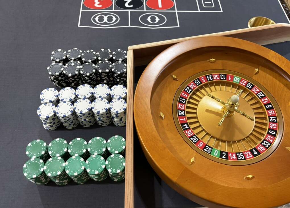 HOME CASINO ROULETTE TABLE with 600 Chips
