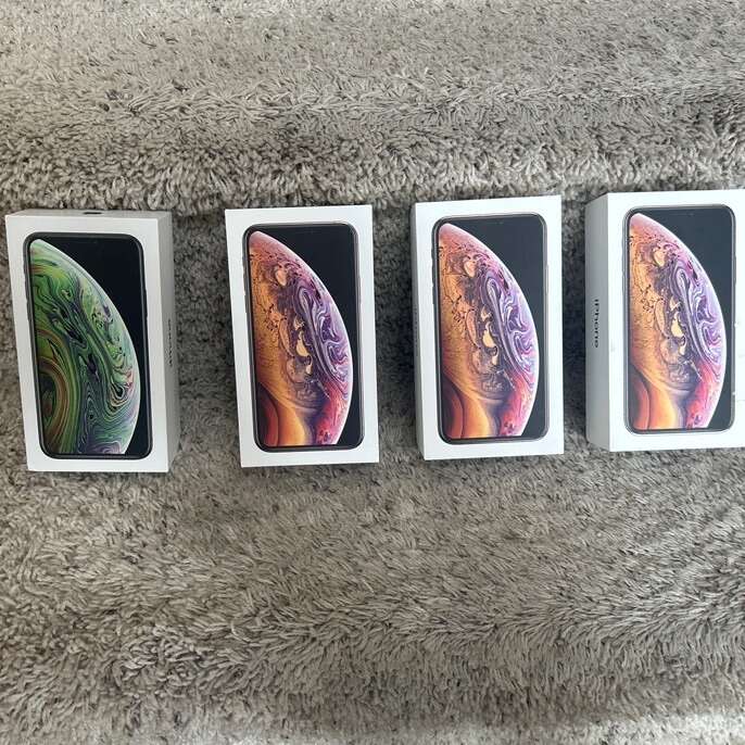 4 iPhone XS Boxes (3 Gold / 1 Space Gray)