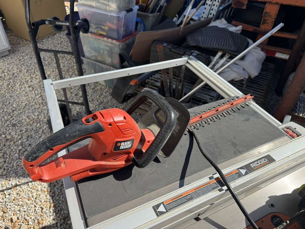 Electric Hedge Trimmer Plug In Black & Decker