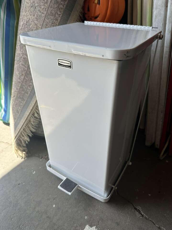 Rubbermaid Self Extinguishing Step Receptacle