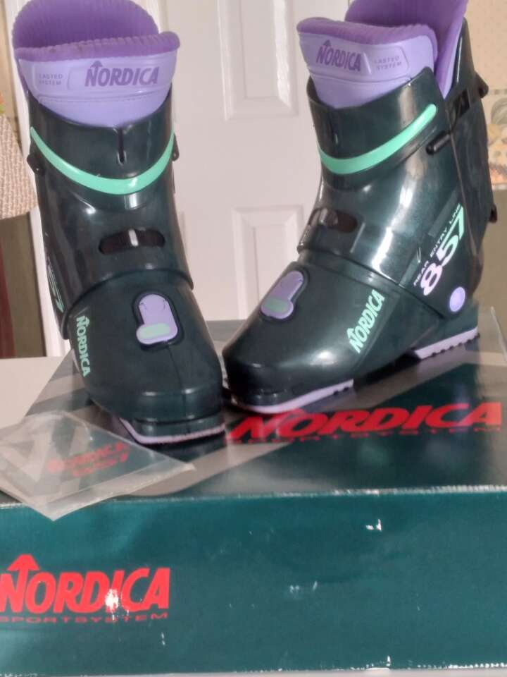 Womans ski boot - Great shape! size 6.5 Nordica size is 24.5