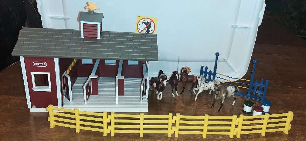 LOT-SET Breyer Red Stable Barn Horses Corral Toys