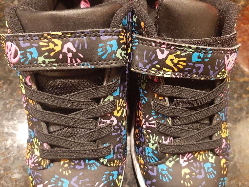 NEW Heelys Rainbow Hand Skate Shoe Youth 6 Women 7
