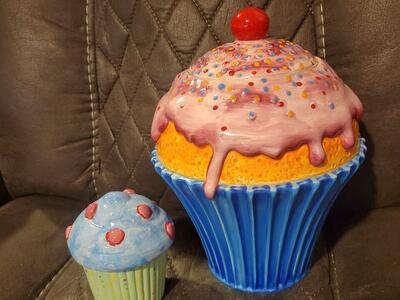 2 Cupcake Cookie Jars FITZ AND FLOYD CERAMIC CUPCAKE COOKIE JAR, and a smaller cup cake
