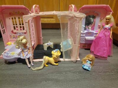 Barbie Fold up pink magic key doll house with dog, kelly, and stacie