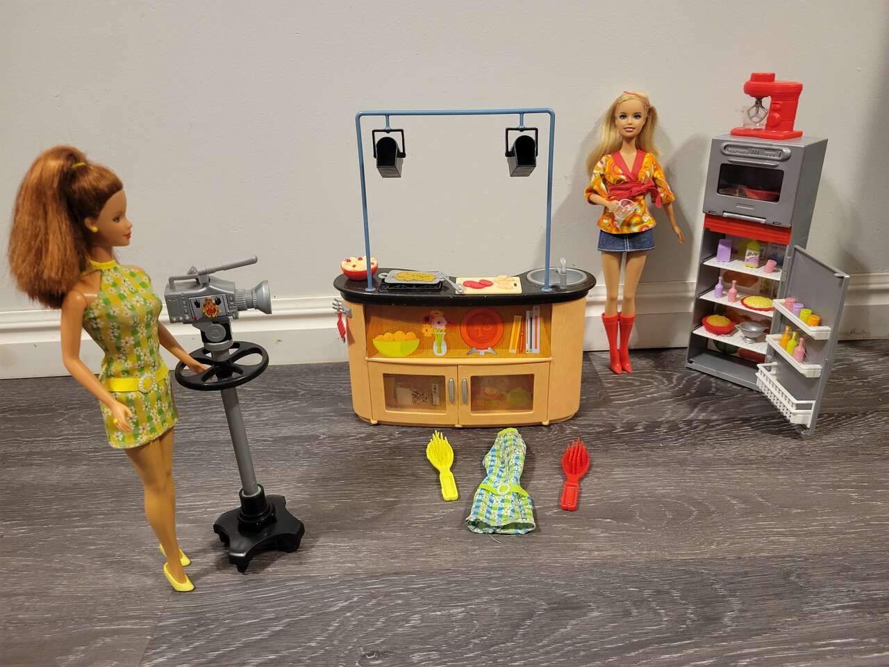 I can be a TV CHEF BARBIE, plus food, dishes, fridge, cameras midge