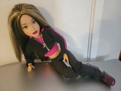 Retired Mattel TEEN TRENDS KIANNA 17inch Vinyl Doll