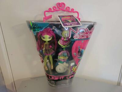 NOVI STARS DOLL: ALIE LECTRIC (I LIGHT UP!). BRAND NEW, NEVER REMOVED! Still working