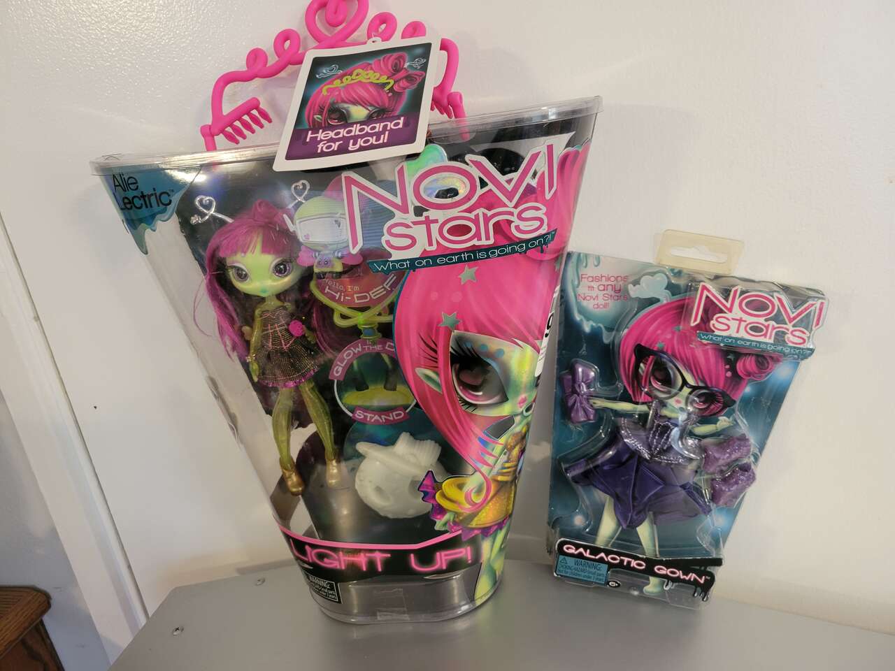 NOVI STARS DOLL ALIE LECTRIC (I LIGHT UP!). BRAND NEW, NEVER REMOVED! With Galactic Gown fashion pack, pet Hi-DEF