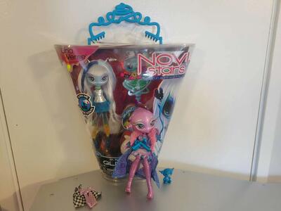 New Novi Stars Una Verse, pet Molecule, outfit space dreamer, talking Mae Tallick Doll