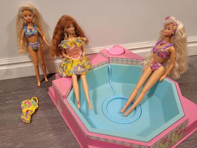 Vintage 1983 Barbie Bubbling Spa Playset Hot Tub, and Glitter beach barbie and skipper plus Teresa