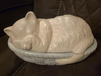 Vintage House of Lloyd 2 Piece Ceramic Cat/Kitten On Basket 1989 Cookie Candy Jar, white cat in blue basket
