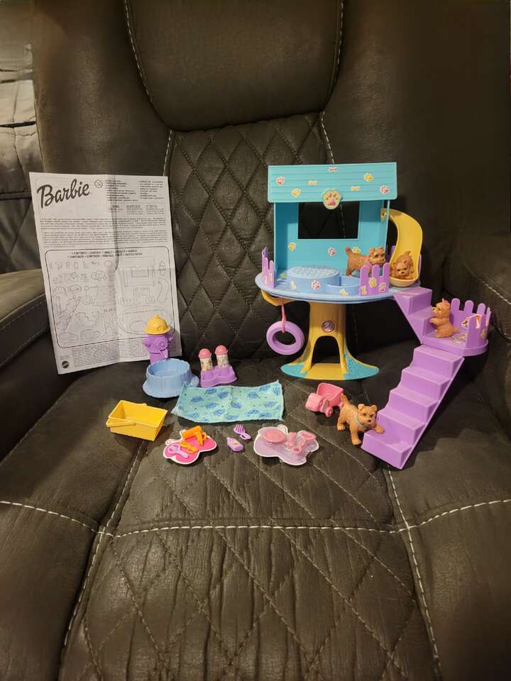 Barbie POSH PETS, PET DOG PARK tree house Playset, 4 DOGS, Slide, PUMPING HYDRANT, TOYS, Food Dish, And LOTS MORE ACCESSORIES!