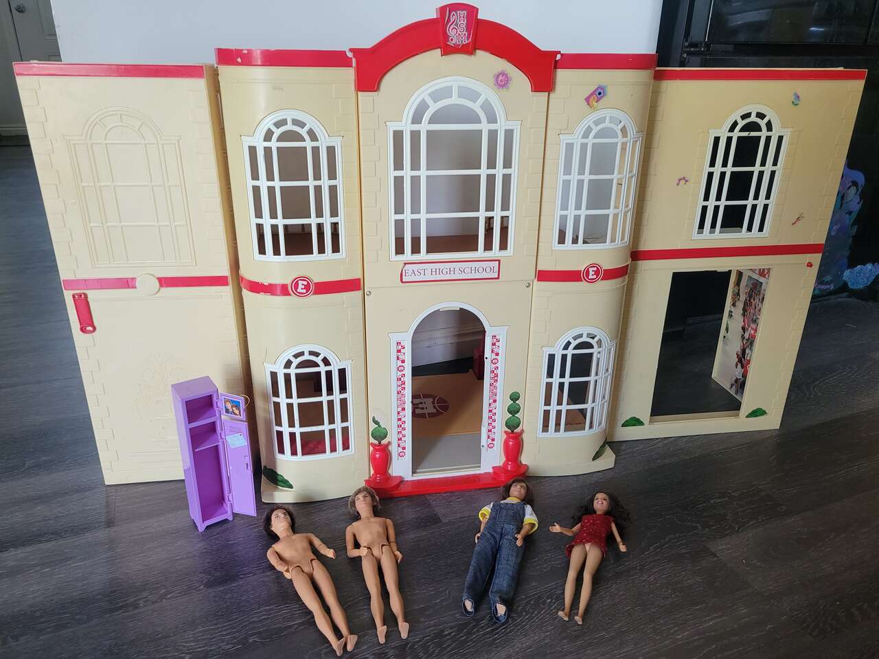 Disney High School Musical 3 Playset, East High School, 4 barbie dolls, 1 locker