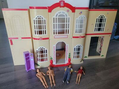 Disney High School Musical 3 Playset, East High School, 4 barbie dolls, 1 locker