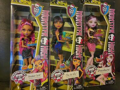 Monster High Creepateria Barbie Dolls Draculaura, Cleo De Nile, Howleen Wolf