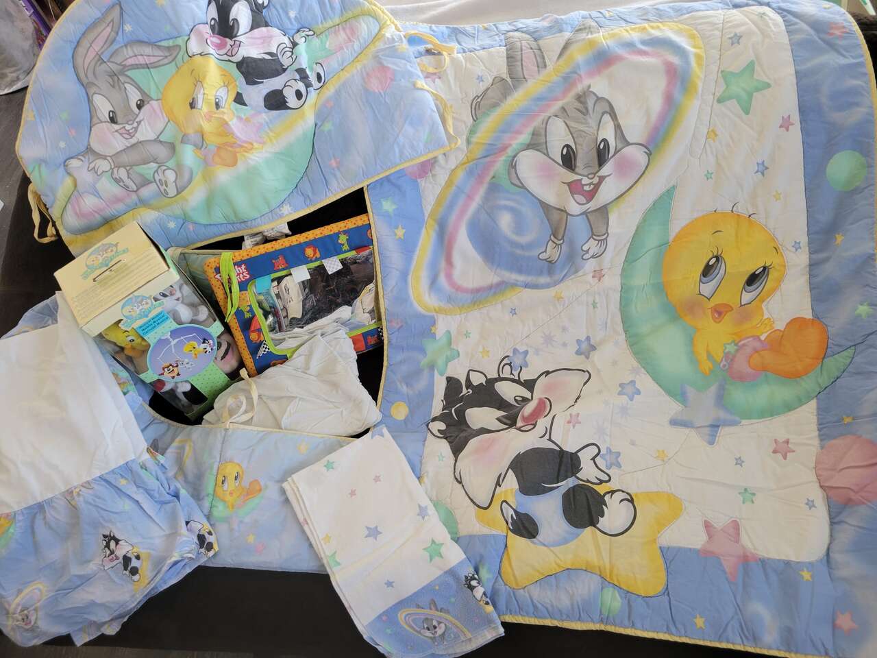 Vintage Warner Brother BABY LOONEY TUNES IN OUTER SPACE Crib Bedding set, music mobile, sheet, comforter blanket, skirt, mirror