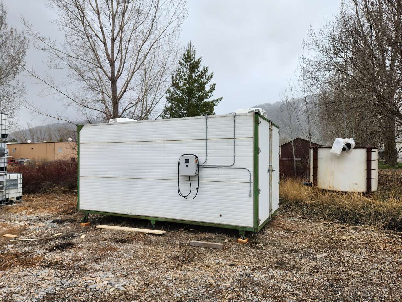 Large self-contained fodder container unit