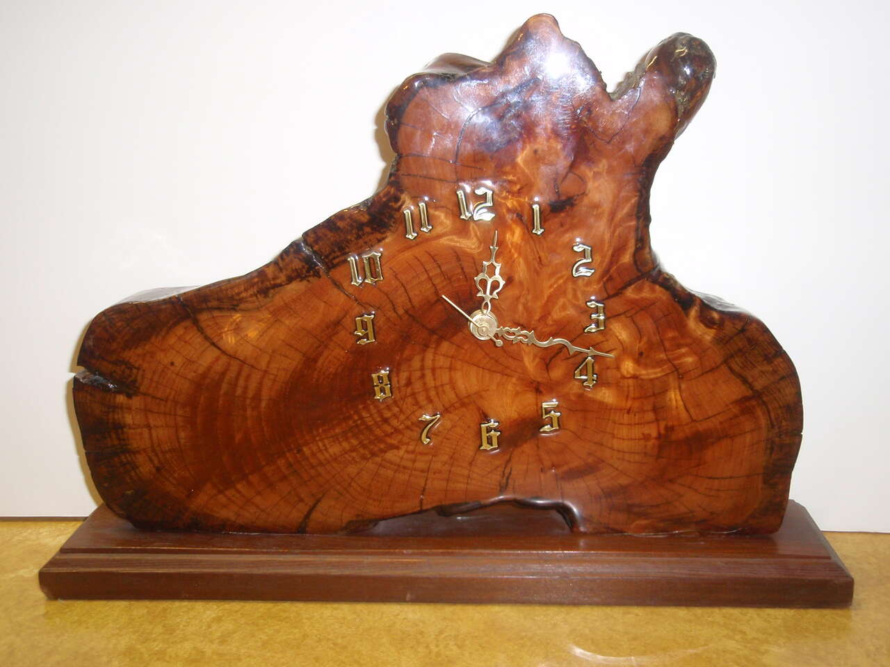 Tree slab wood mantle clock.  Beautiful wood.  Clock works very well.