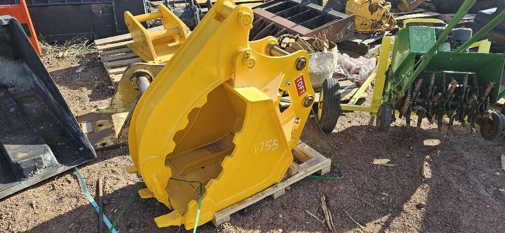 22 inch Thumb Bucket