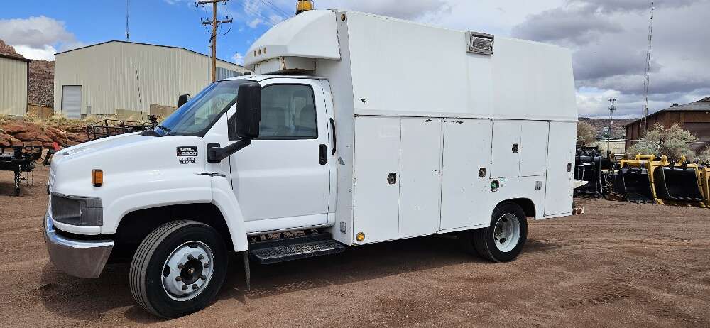 2008 GMC 5500 Utility Van