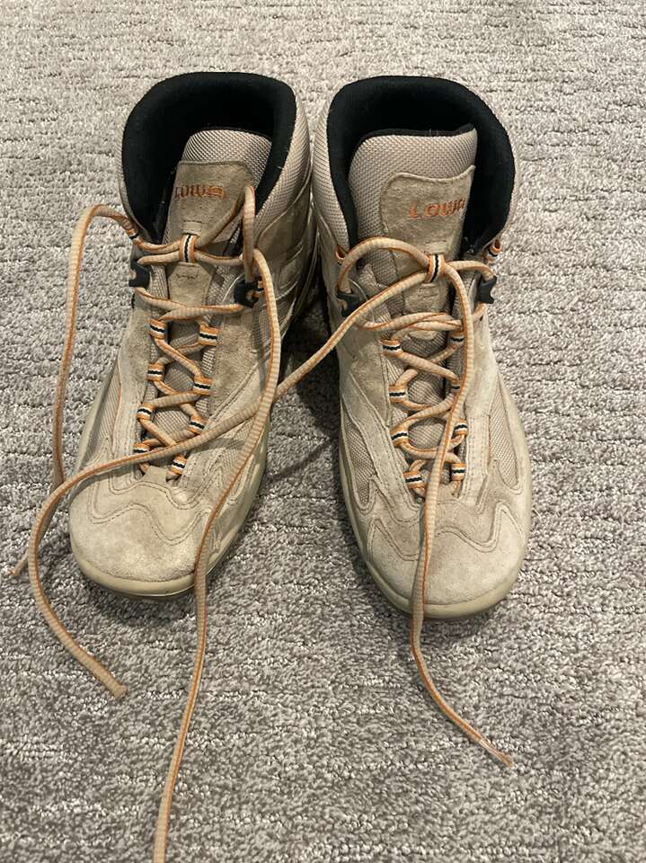 Lowa Women's Sz. 9 Hiking Boots