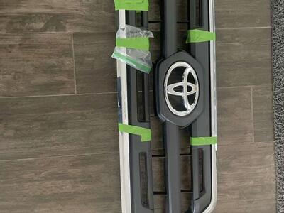 Toyota Tacoma OEM 2016-2021 Grill