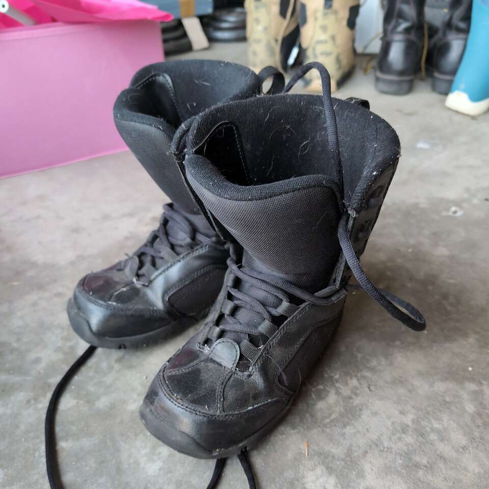 Boys size 6 snowboard boots Winter Sports