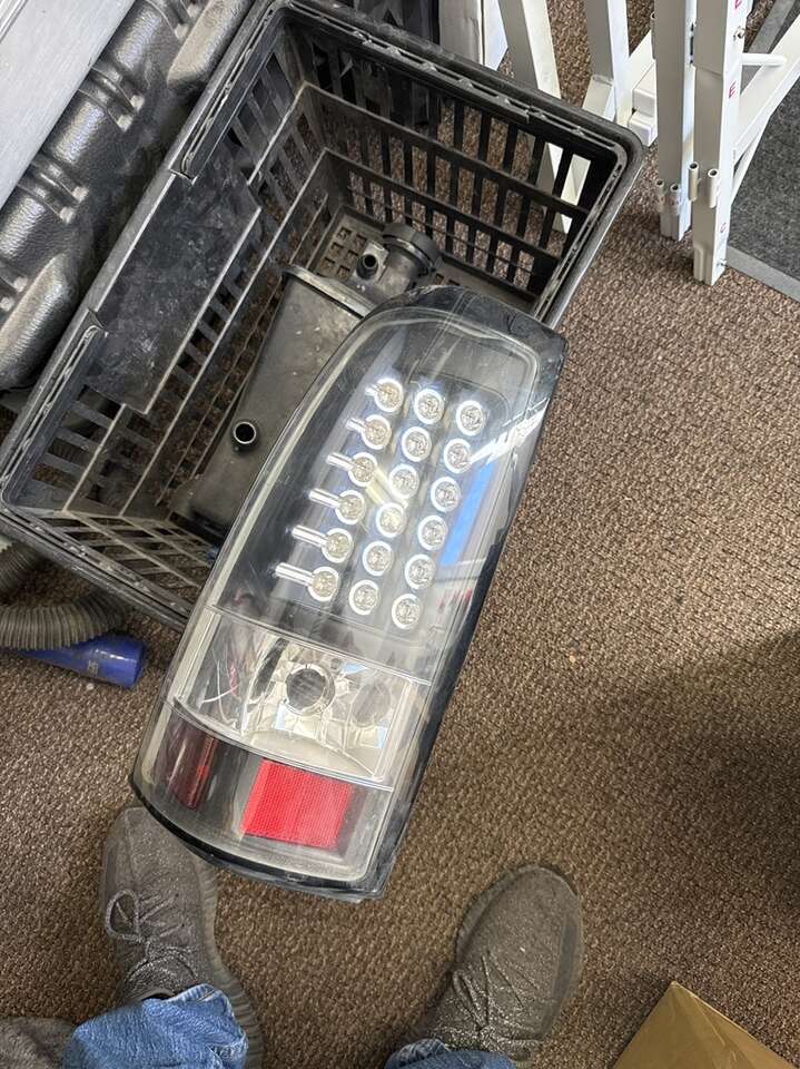 Chevy/gmc Silverado Sierra Tail Light 99-07