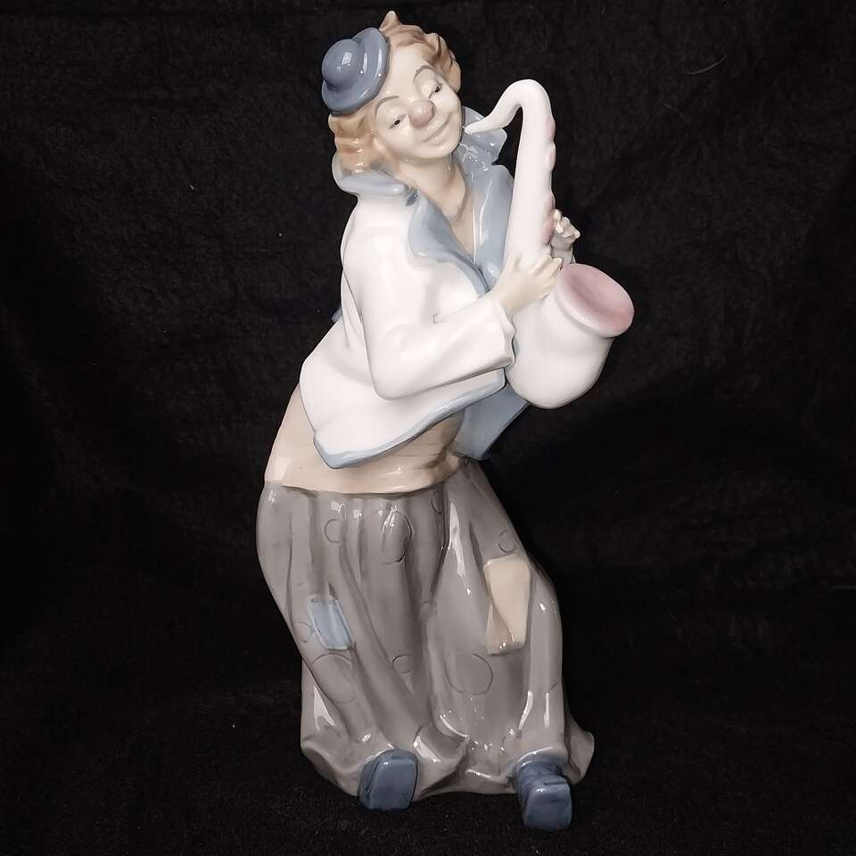 Porcelain clown, lladro style