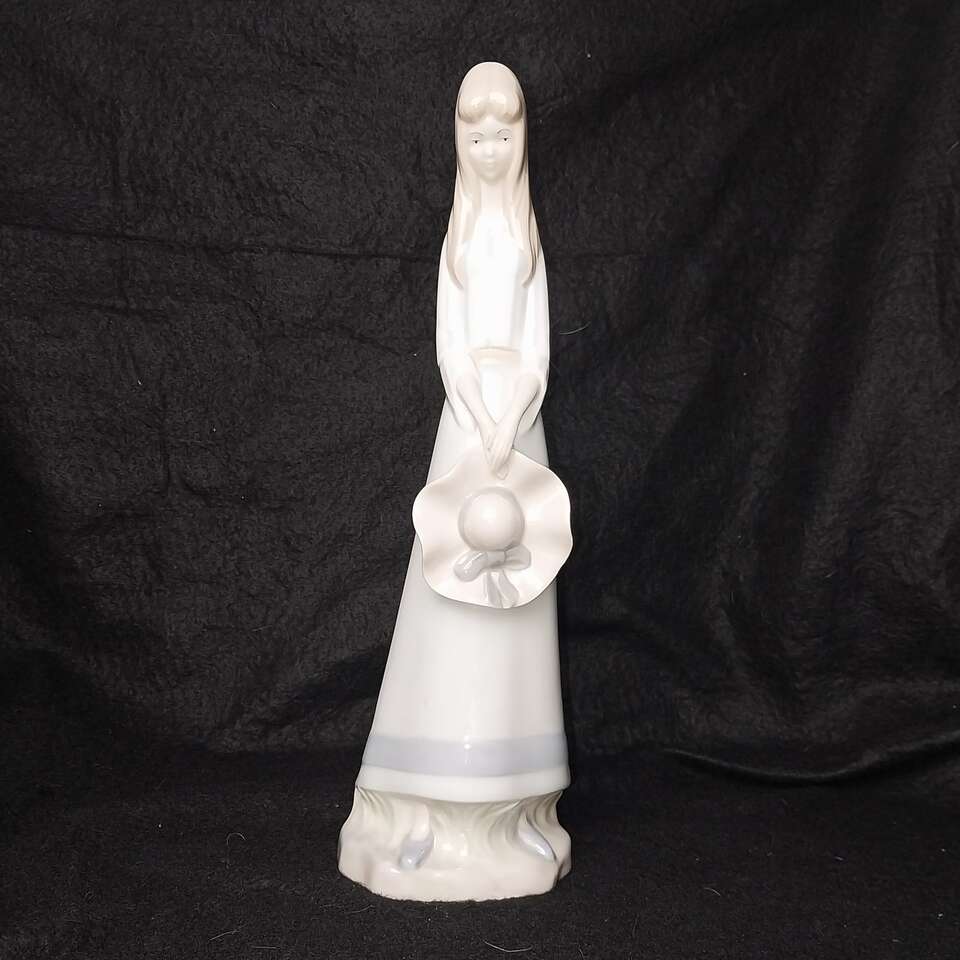 Porcelain figurine ( LEVANTE )